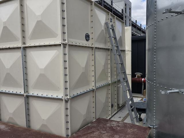 Three-panel-high tank, outdoors